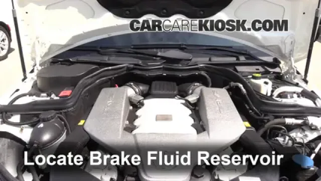 2010 Mercedes-Benz C63 AMG 6.3L V8 Liquide de frein Contrôler le niveau de liquide de frein